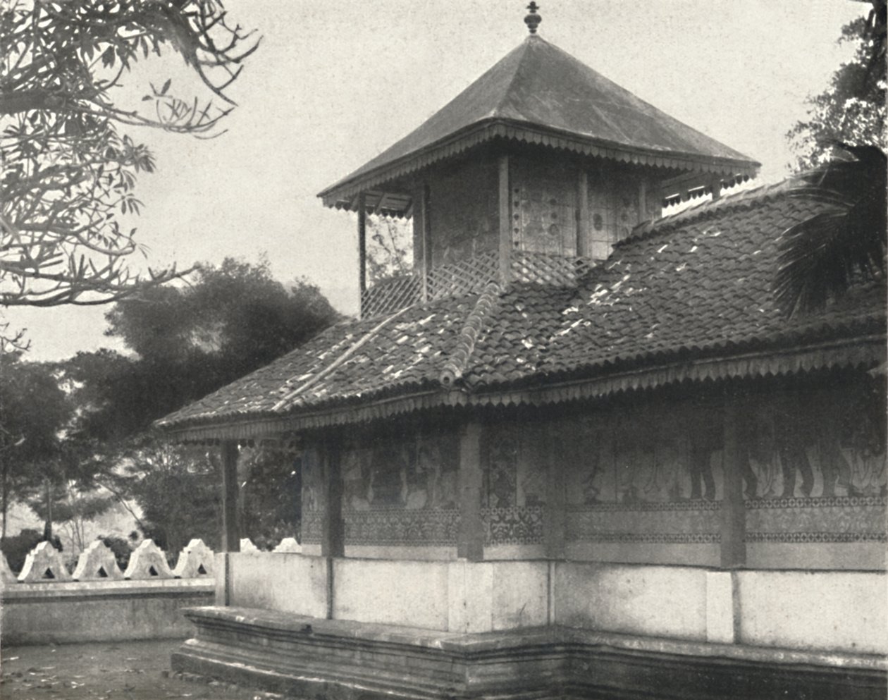 Dewale s. Tafel 58 bei der Dagoba des Heiligen Zahnes in Kandy, 1926 von Unbekannt