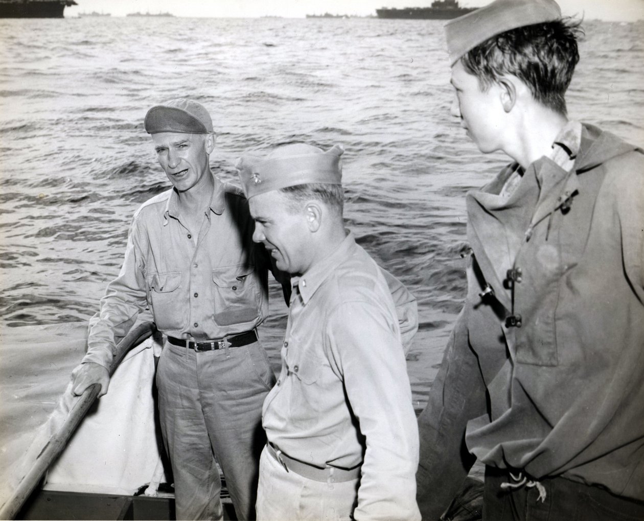 Ernie Pyle besucht die USS Hornet von Unbekannt