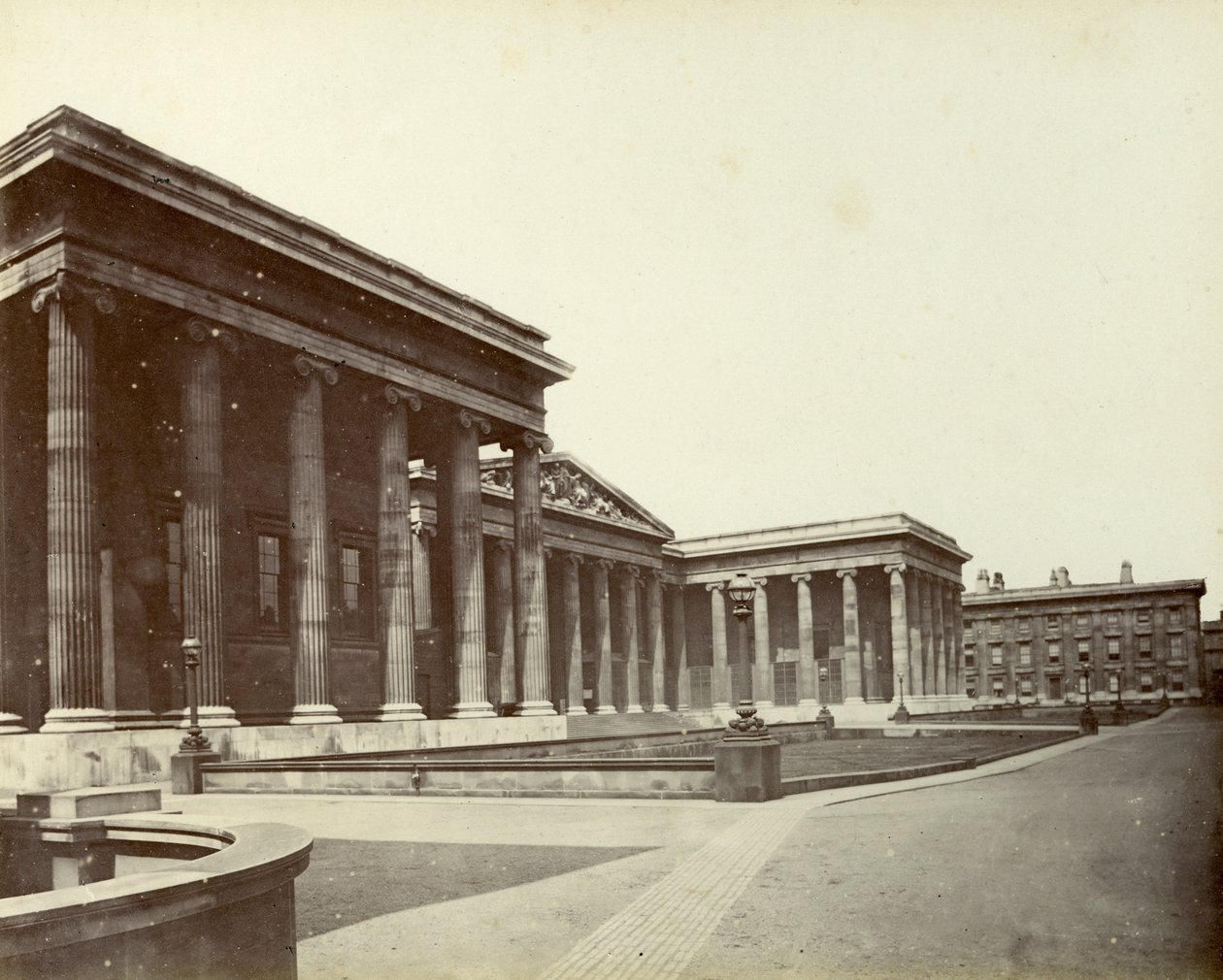Außenansicht des British Museum, Great Russell Street, London, 1887 von Unbekannt