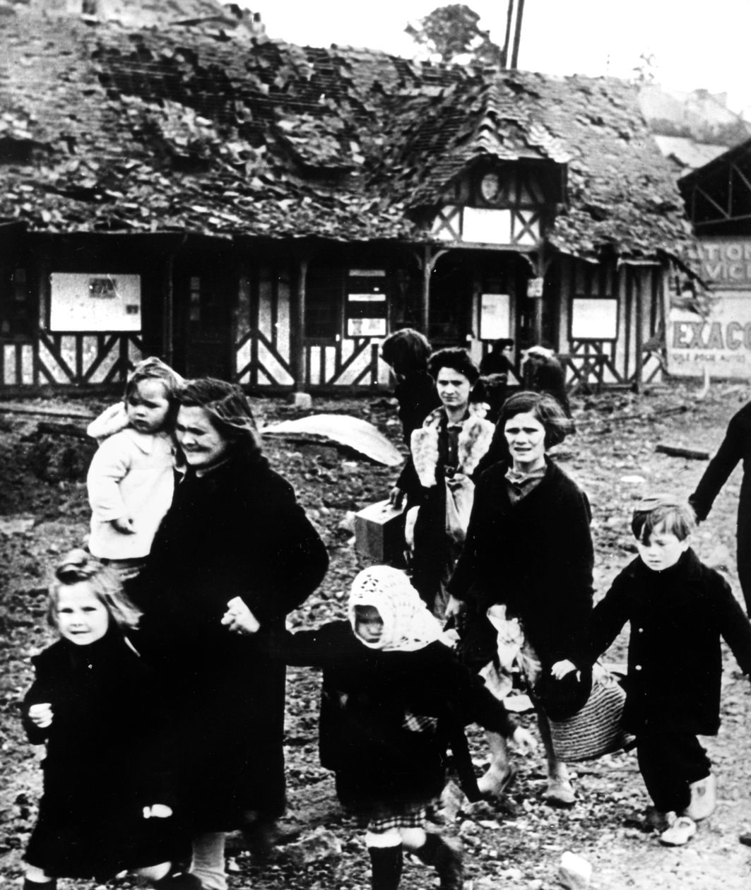 Familien verlassen ihr bombardiertes Dorf während der Landung in der Normandie, Frankreich, 1944 von Unbekannt