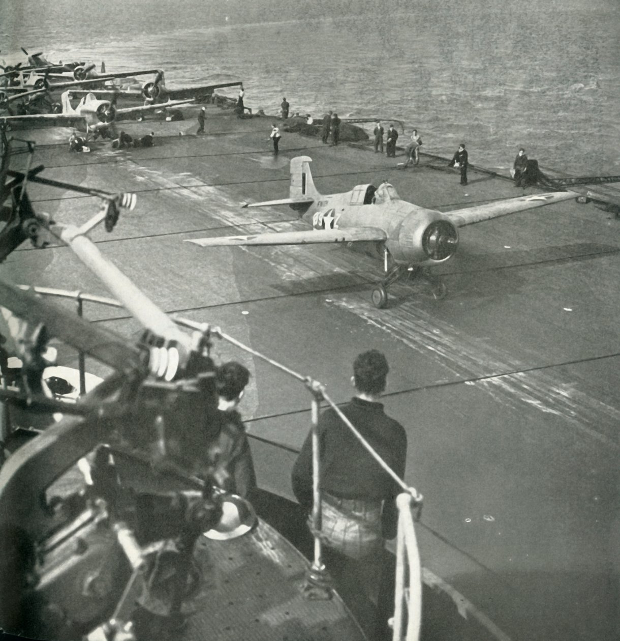 Kampfflugzeuge an Bord eines Flugzeugträgers, Zweiter Weltkrieg, um 1943 von Unbekannt