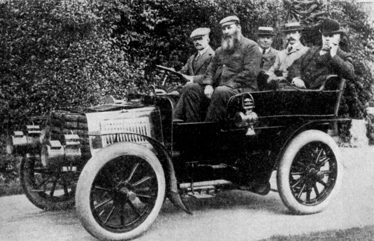 Fünf Männer sitzen in einem Auto, 1902 1935 von Unbekannt