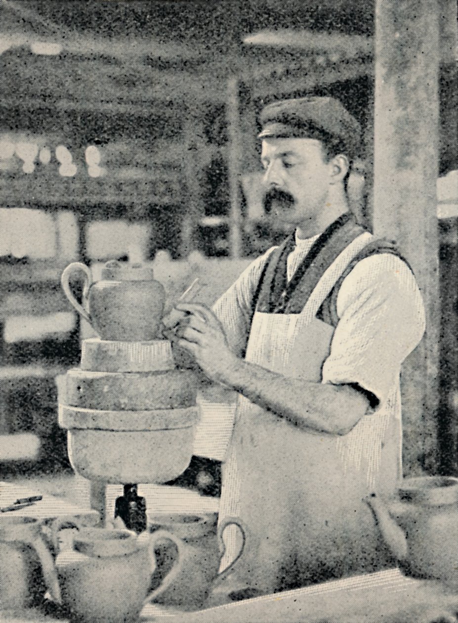 Ausguss an einer Teekanne befestigen, ca. 1917 von Unbekannt
