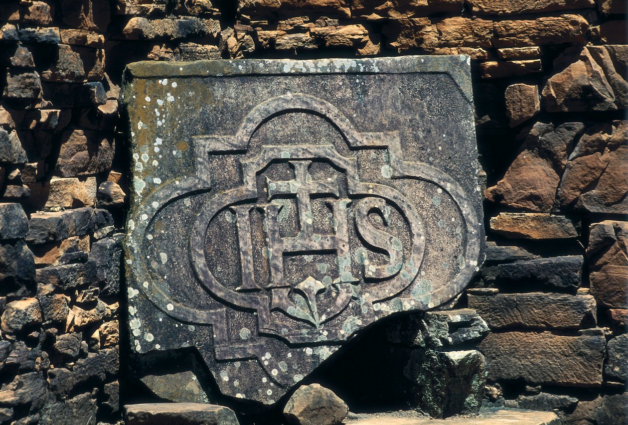 Franco-maçonisches Symbol und Initialen von Christus auf einem Stein, Jesuitenmissionen von San Ignacio Mini in Argentinien, gegründet 1611 von Unbekannt