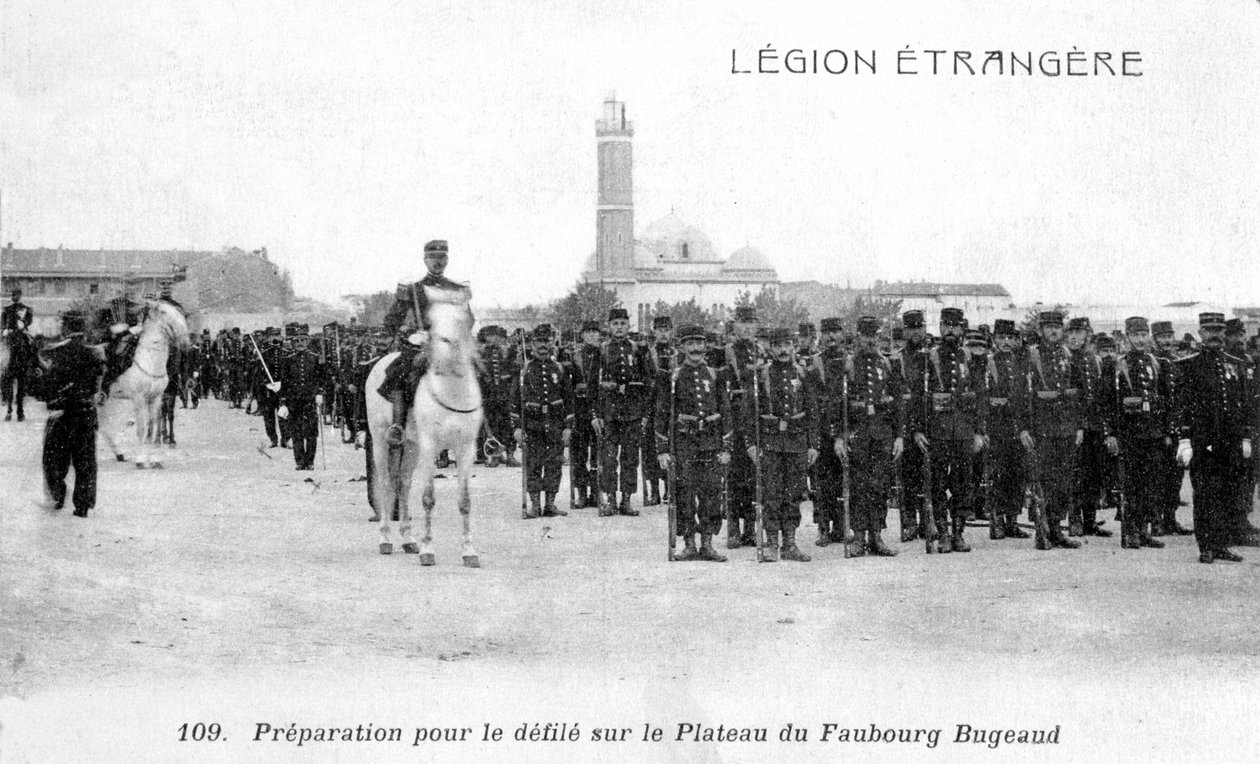 Französische Fremdenlegion bereitet sich auf den Marsch auf das Plateau Faubourg Bugeaud, Algerien, 20. Jahrhundert vor von Unbekannt