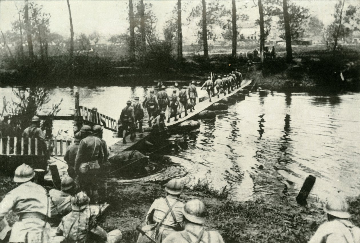 Französische Truppen überqueren einen Fluss, 1919 von Unbekannt