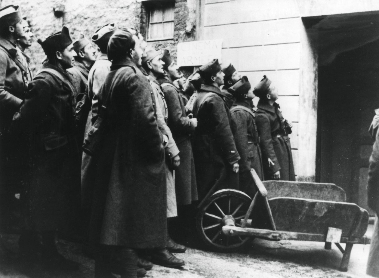 Französische Soldaten in einem Armeekino, Frankreich, 1940 von Unbekannt