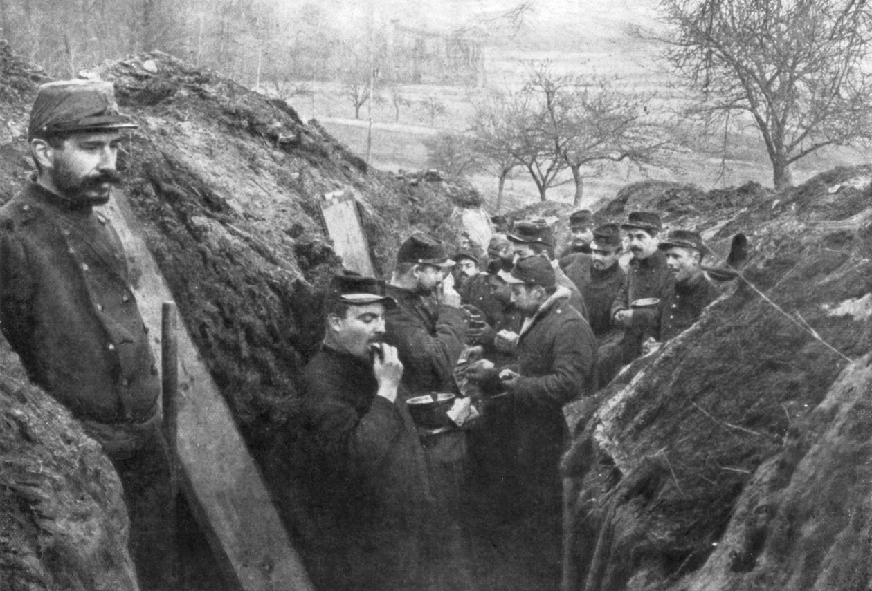 Französische Soldaten in den Schützengräben beim Essen ihrer Rationen, Frankreich, 1915 von Unbekannt