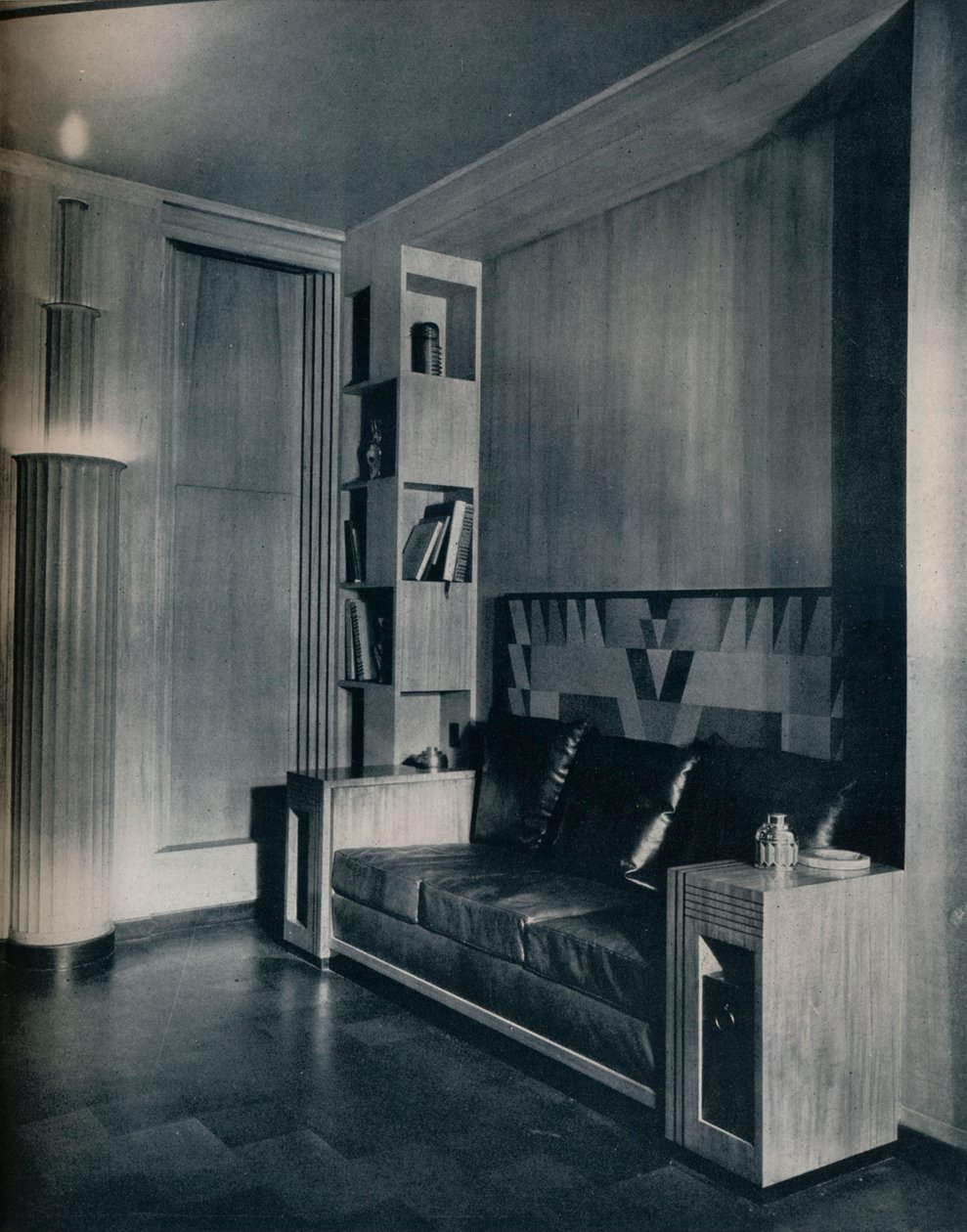 Möbel und Innenraum eines privaten Büros. Entworfen von Joseph Sinel, 1930 von Unbekannt