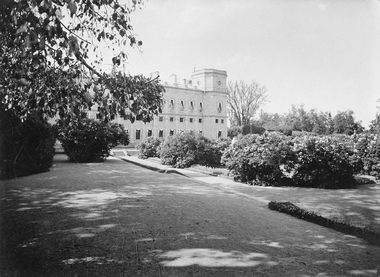 Garten am Arsenalplatz des Gatschina-Palastes, 1890er Jahre von Unbekannt