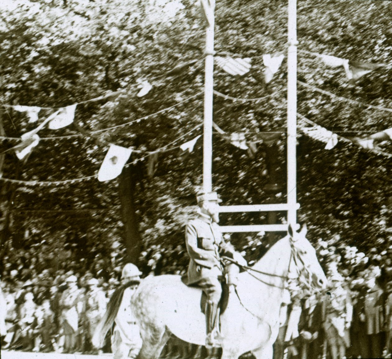 General Henri Gouraud bei einer Siegesparade, um 1918