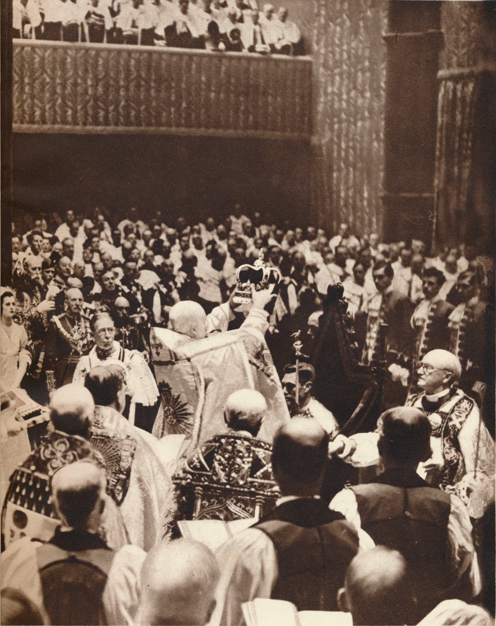 George VI. wird mit der St. Edwards Krone am Tag seiner Krönung gekrönt, 1937 von Unbekannt