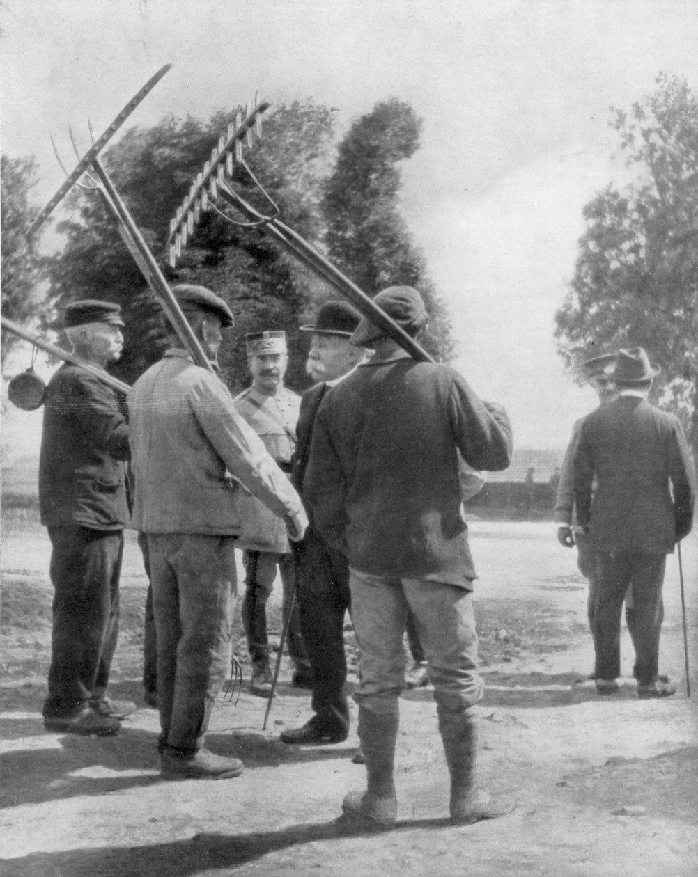 Georges Clemenceau spricht mit Bauern in der Nähe der Front, Chemin des Dames, Frankreich von Unbekannt