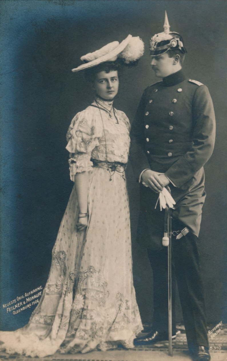 Deutsches Paar. Mit Mann in Paradeuniform, 1906 von Unbekannt