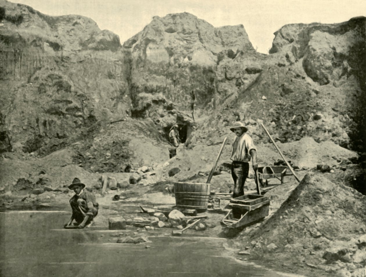 Goldgräber bei der Arbeit in der Nähe von Beechworth, Victoria, 1901 von Unbekannt