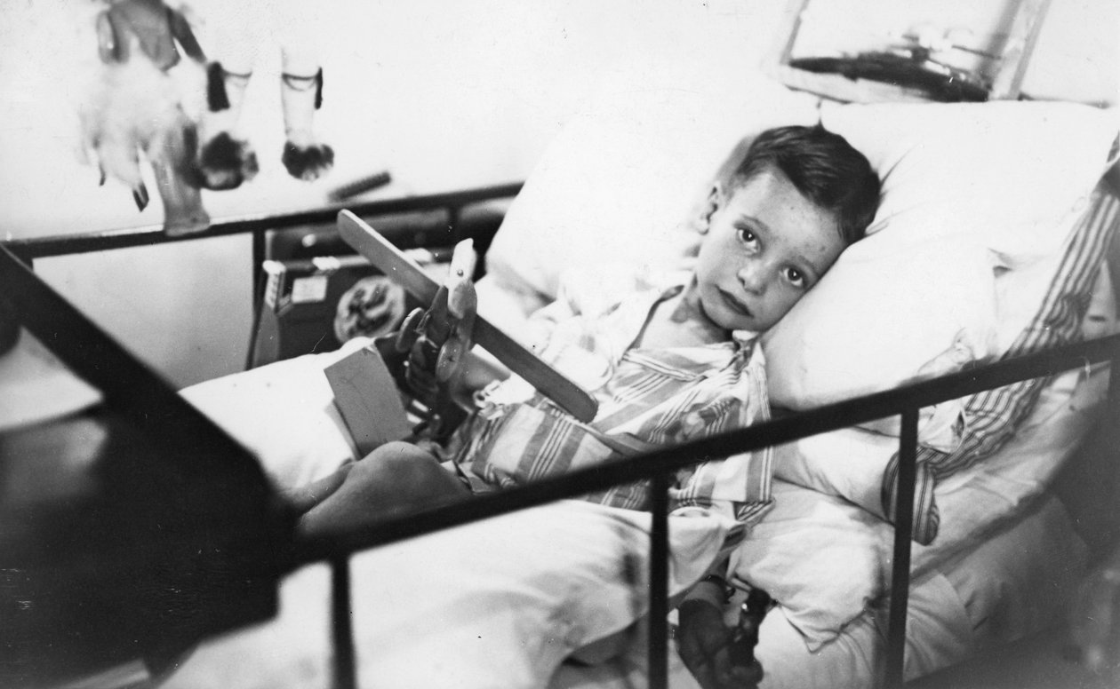 Griechischer Junge aus Pylos wird im Krankenzimmer des britischen Schlachtschiffs HMS Malaya gepflegt, 1938 von Unbekannt