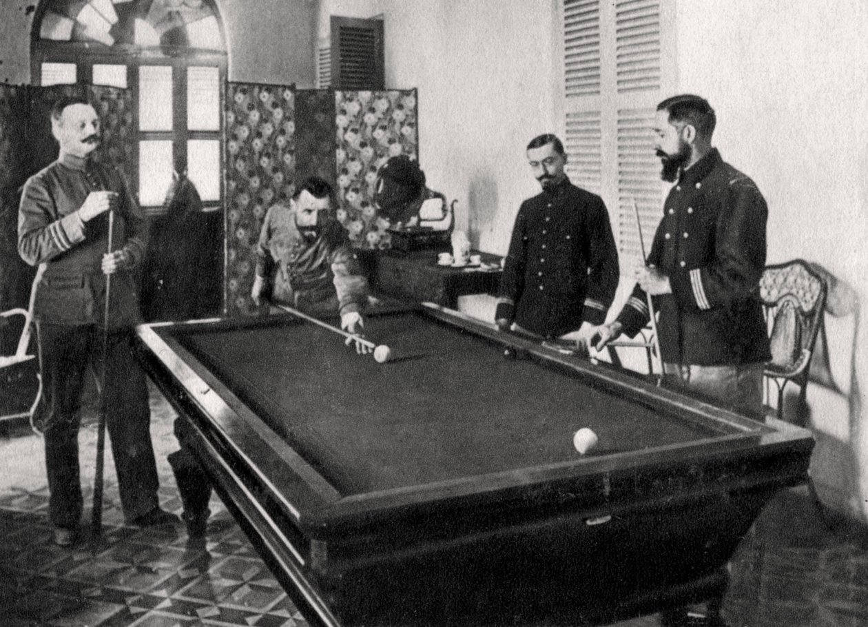 Henri Gouraud, französischer Soldat, beim Billardspielen, 1895 von Unbekannt