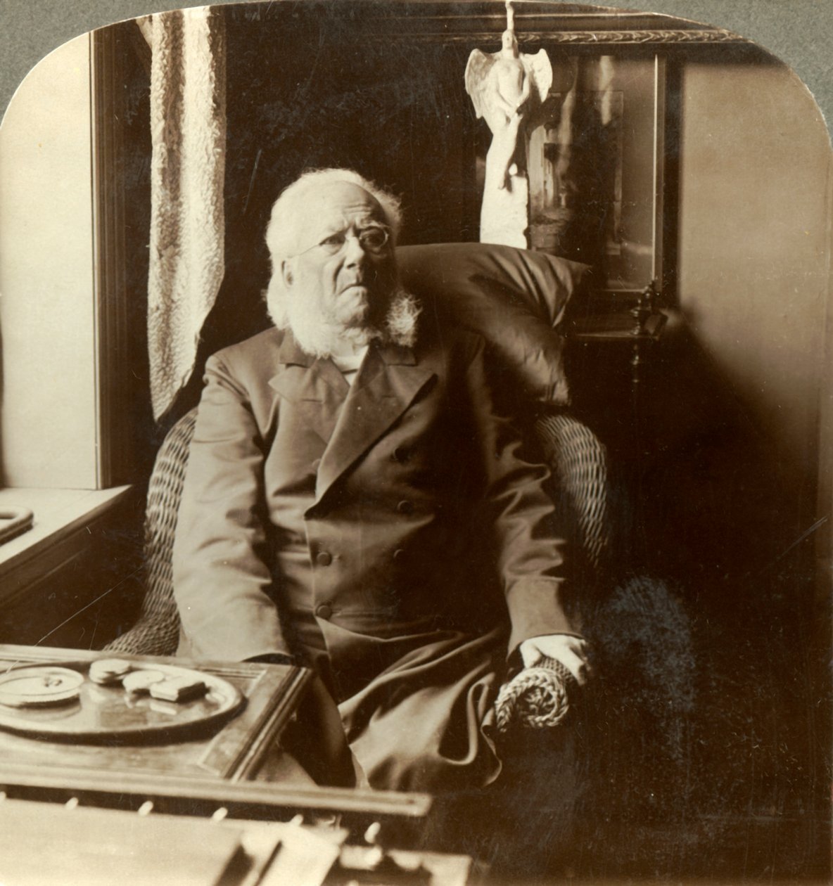 Henrik Ibsen, der Dichter, dem die ganze Welt huldigt, zu Hause in Christiania, Norwegen, ca. 1905 von Unbekannt