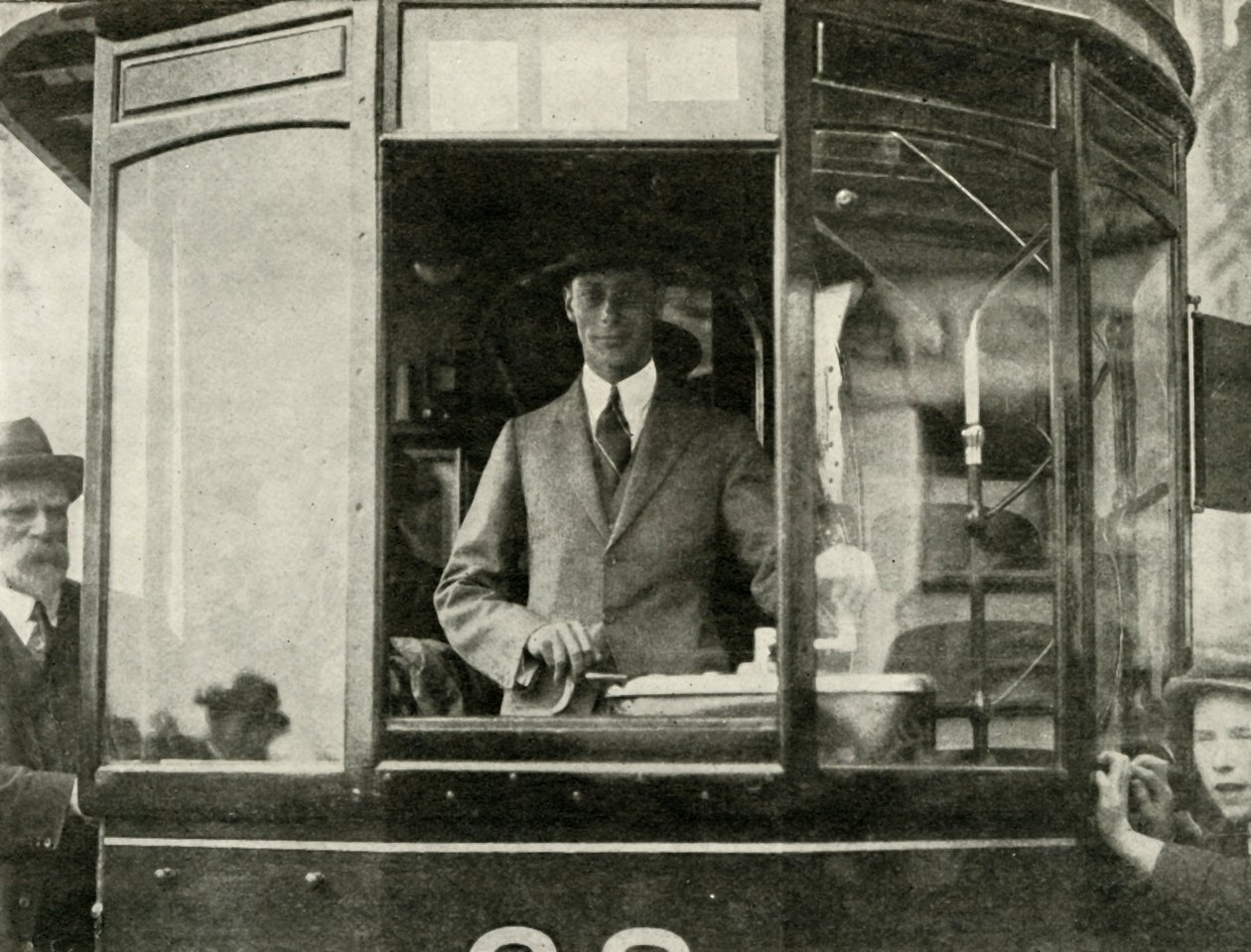 Seine Majestät fährt eine Straßenbahn durch die Straßen von Glasgow ..., 1924, 1937 von Unbekannt