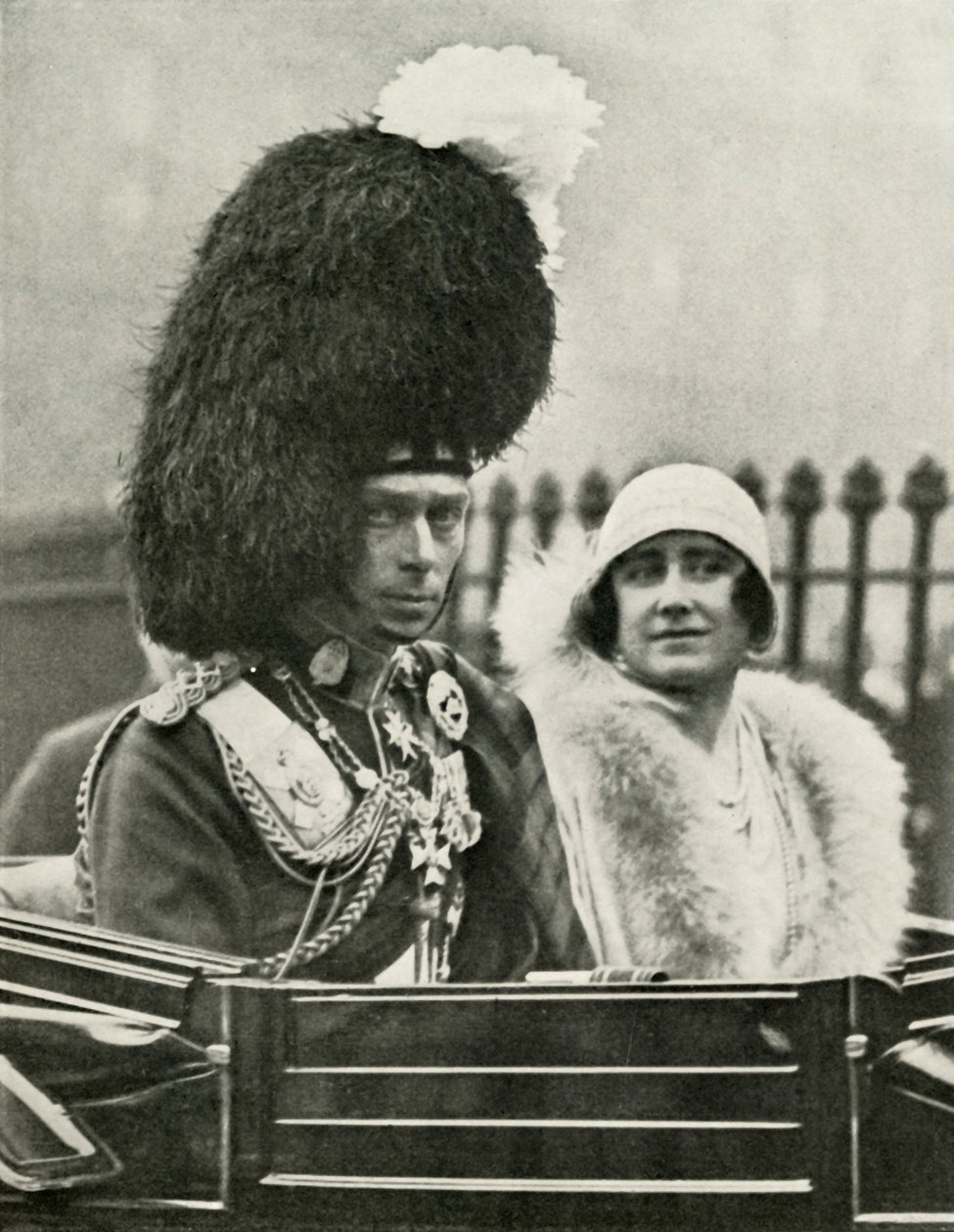 Seine Majestät in Highland-Kleidung bei der Ankunft an der St. Giles Kathedrale, Edinburgh, 1929, 1937 von Unbekannt