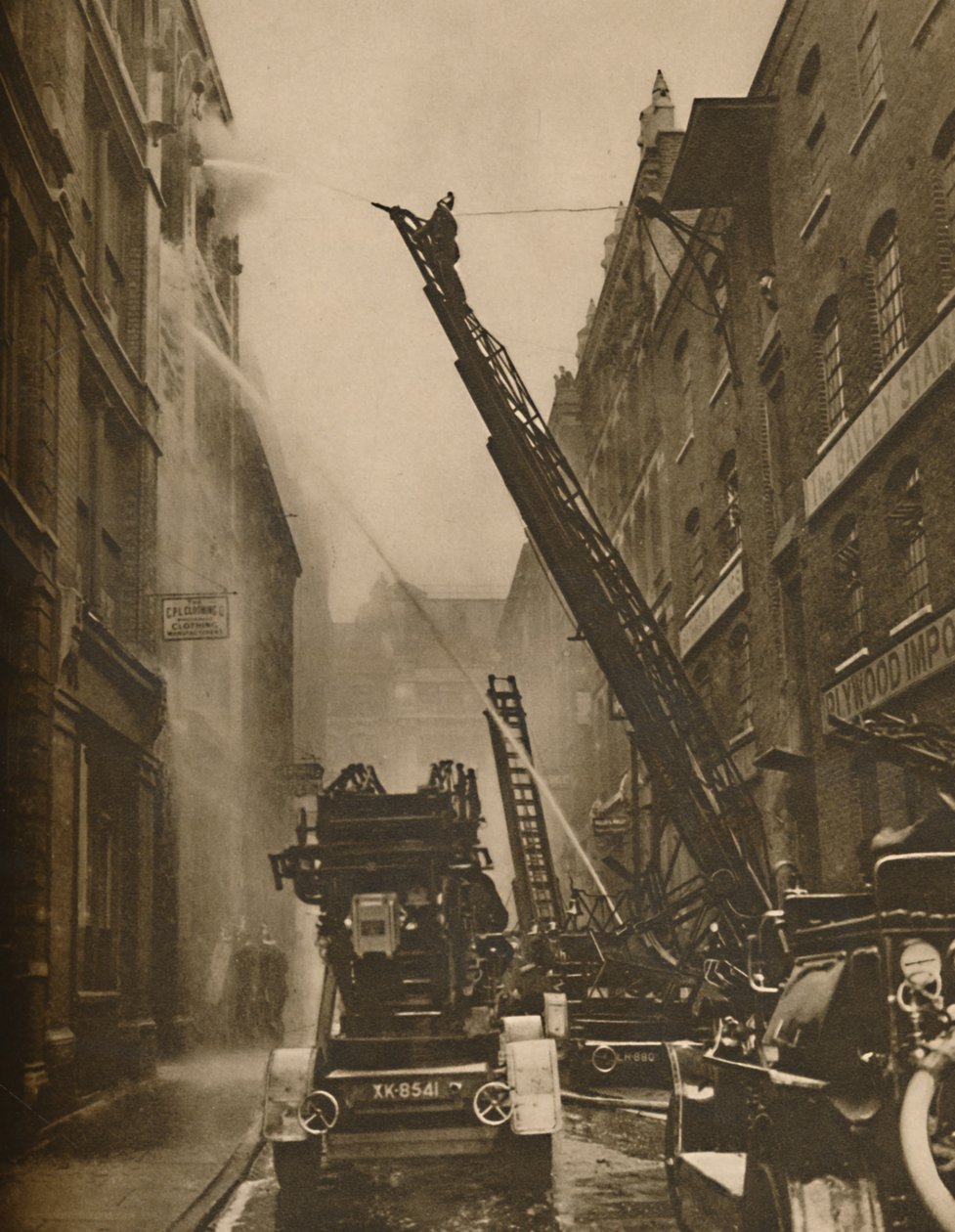 Wie die Londoner Feuerwehr ihren Feind bekämpft, ca. 1935 von Unbekannt