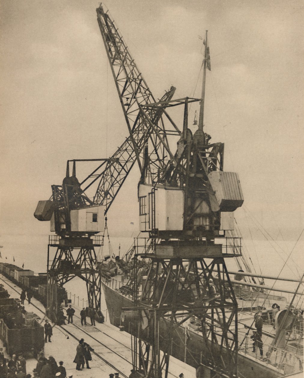 Große mobile Kräne in Tilbury verladen die Ladung aus dem Laderaum eines Schiffes, ca. 1935 von Unbekannt