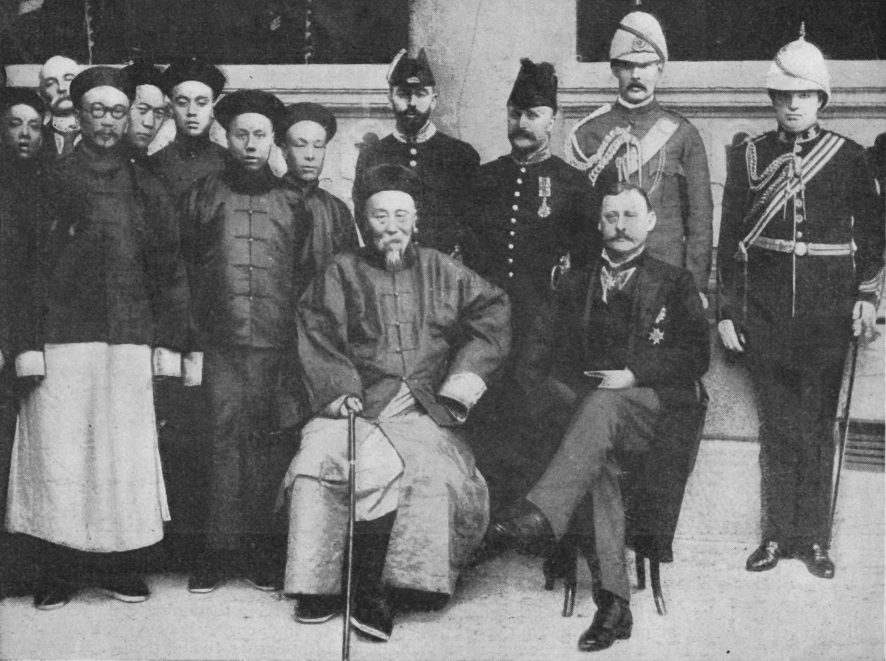 In Fernost - Eine interessante Gruppe in Hongkong, aufgenommen bevor Li Hung nach Peking ging, 1900 von Unbekannt