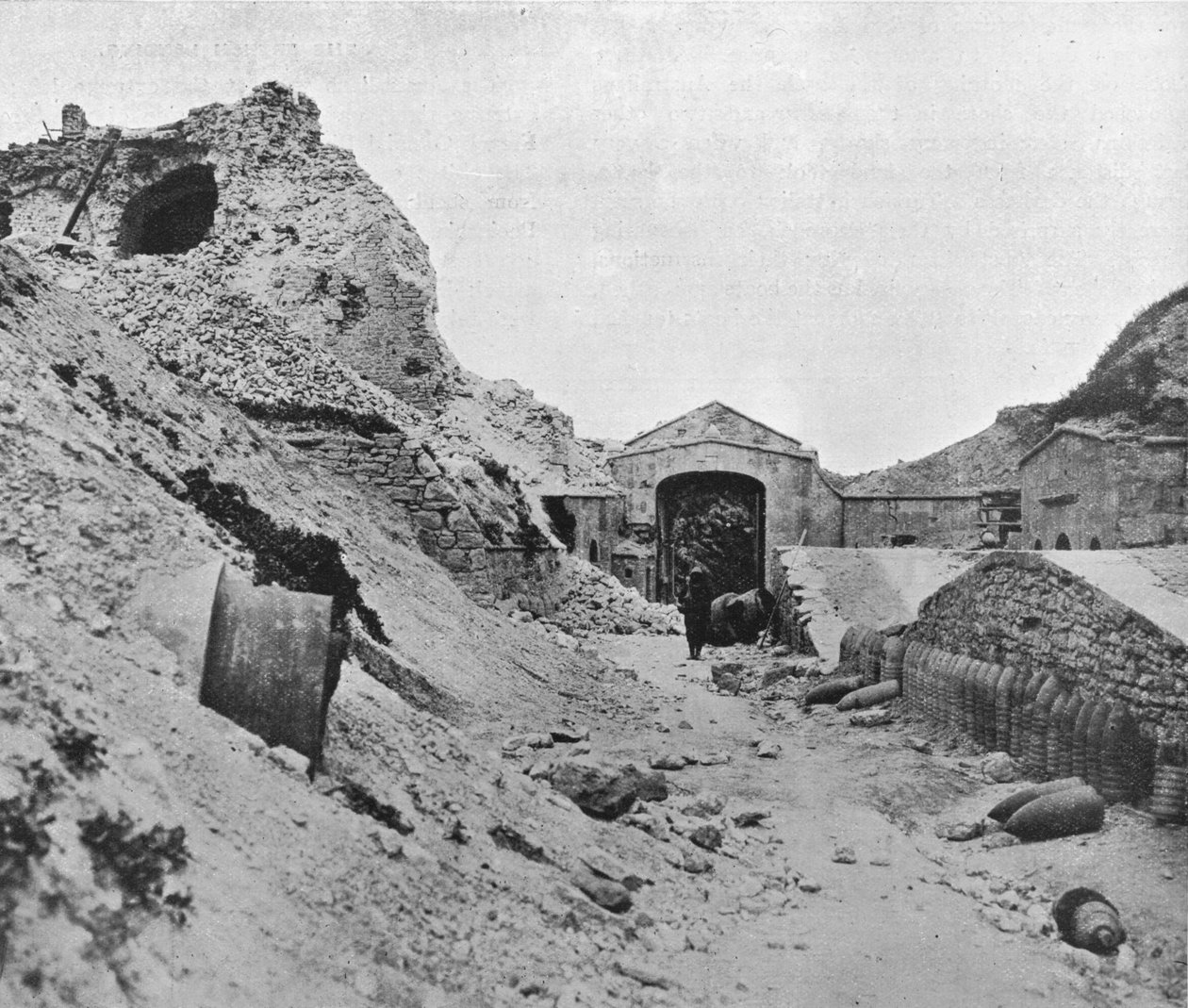 Im Inneren der zerstörten Festung von Sedd el Bahr, 1915 von Unbekannt