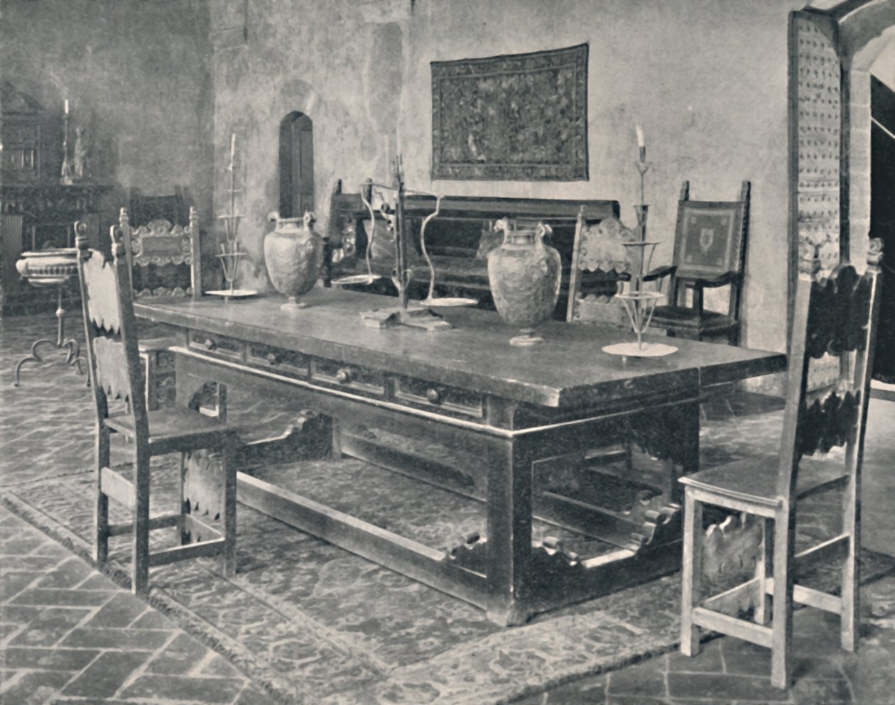 Innenraum, Palazzo Davanzati - Mit Tisch aus dem 15. Jahrhundert aus dem Bezirk Parma oder Modena, 1928 von Unbekannt