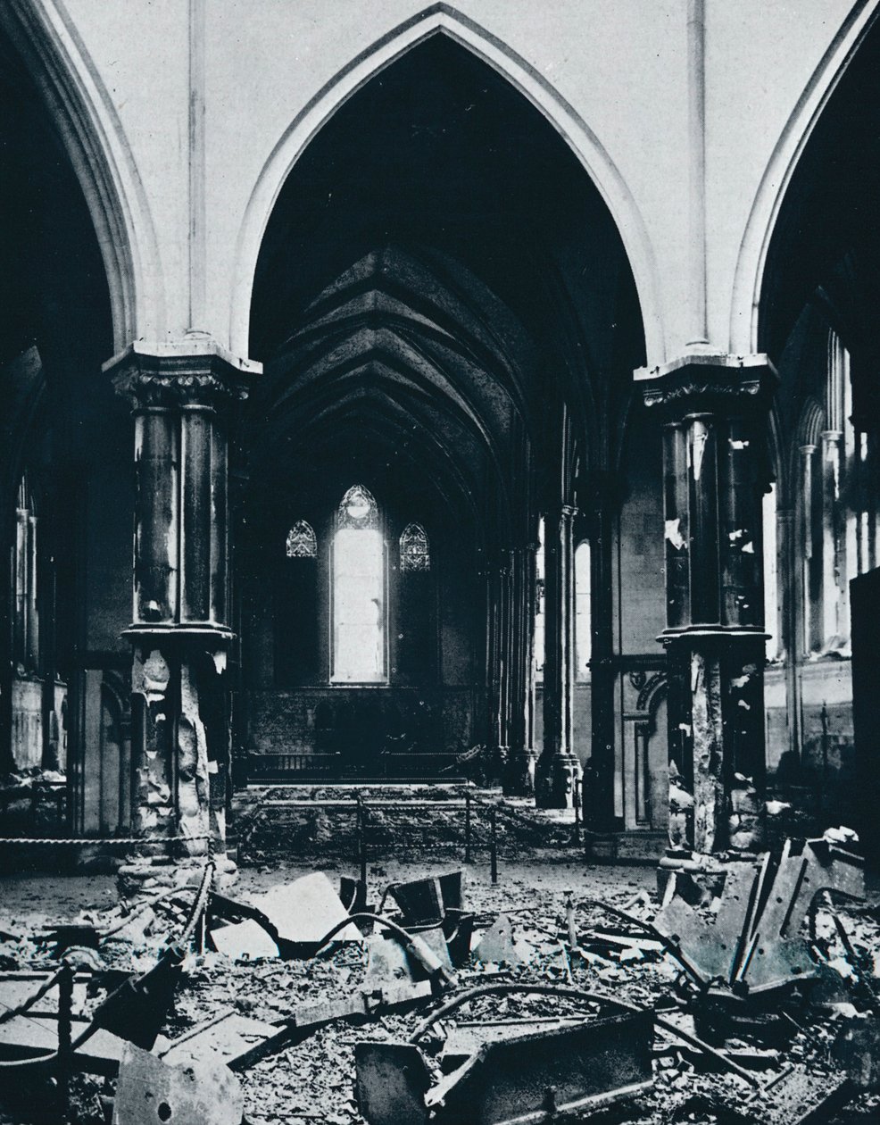 Innenraum der Temple Church nach dem Brand, 1941 von Unbekannt