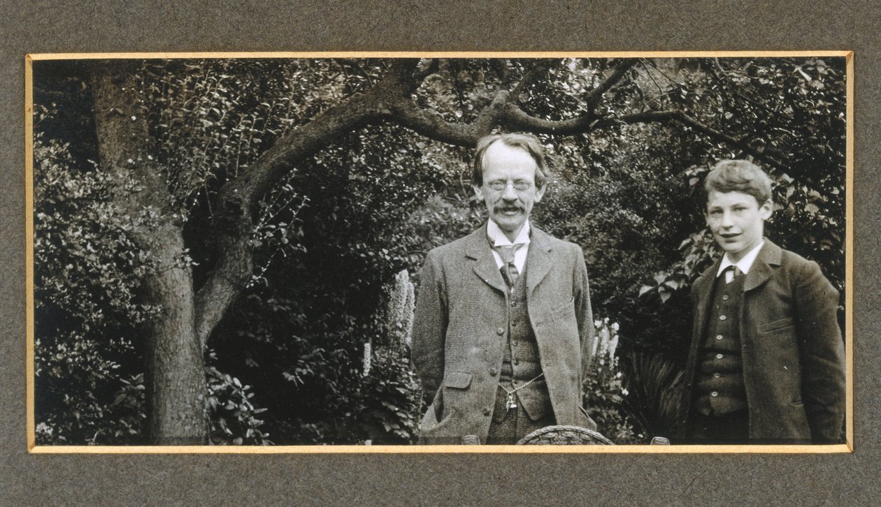 J J Thomson mit seinem Sohn George, um 1909 von Unbekannt