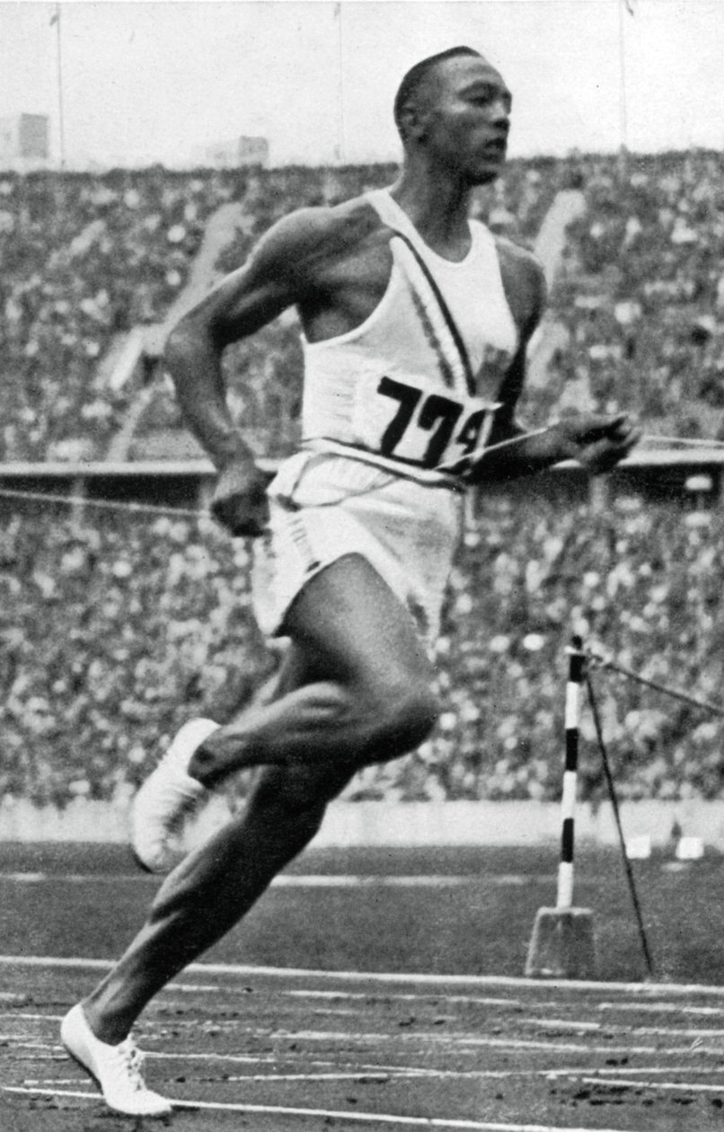 Jesse Owens am Ende des 100m-Laufs bei den Olympischen Spielen in Berlin, 1936 von Unbekannt