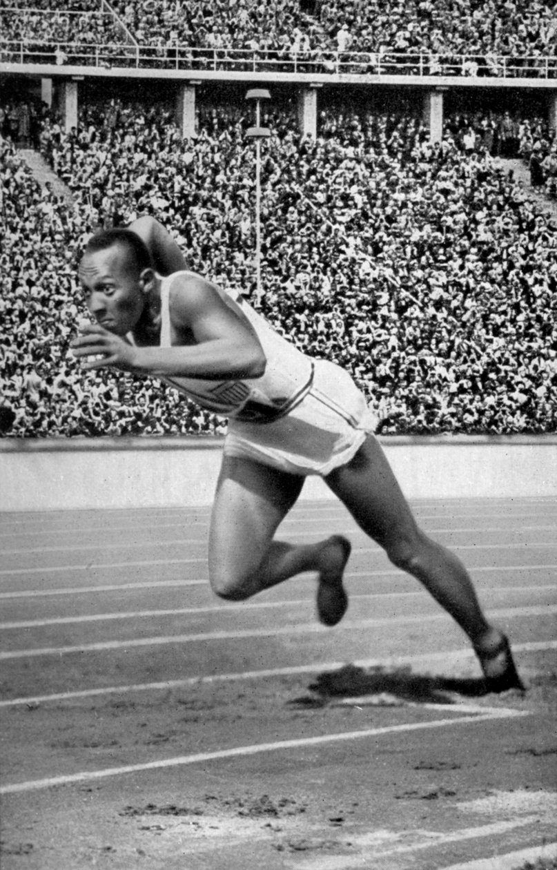 Jesse Owens beim Start des 200-Meter-Laufs bei den Olympischen Spielen in Berlin von Unbekannt