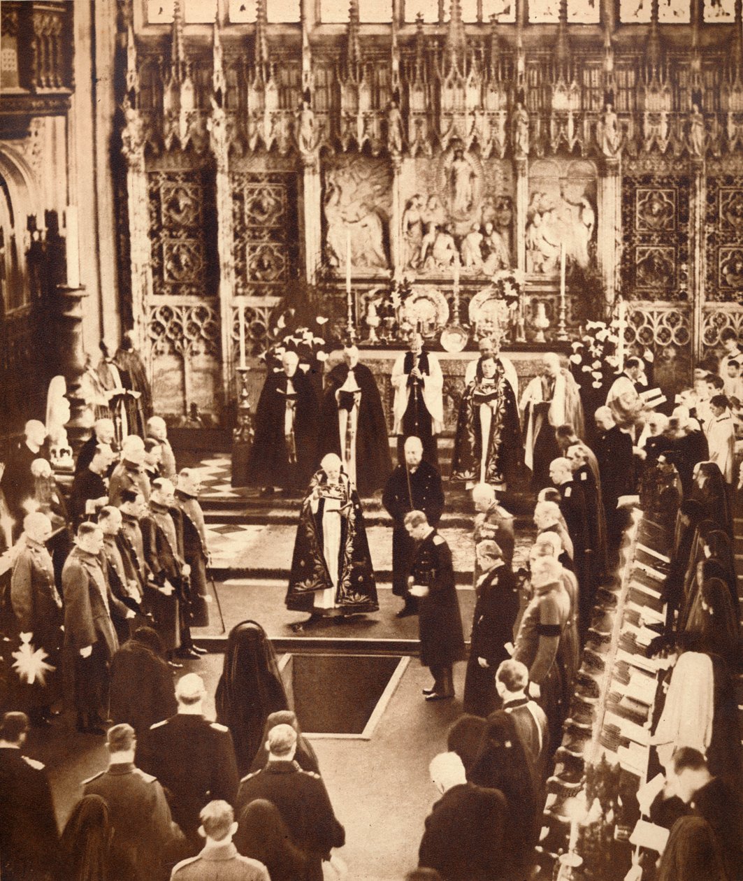 König Edward VIII. streut Erde auf den Sarg seines Vaters, 1936 von Unbekannt