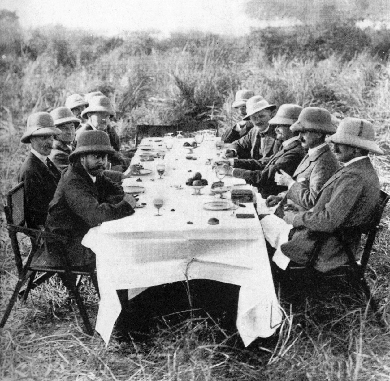 König George V. 1865-1936 beim Mittagessen nach der Tigerjagd in Nepal, 1911, 1936 von Unbekannt