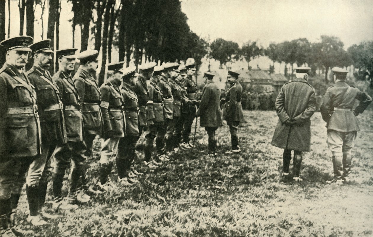 König Georg V. besucht alliierte Truppen an der Frontlinie, Erster Weltkrieg, 1915, um 1920 von Unbekannt