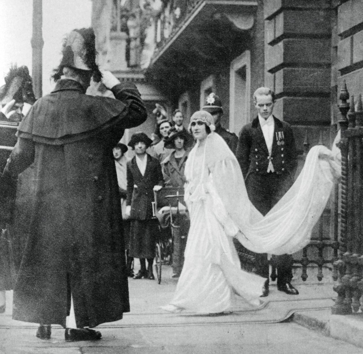 Lady Elizabeth Bowes-Lyon auf dem Weg zur Hochzeit in der Westminster Abbey, 26. April 1923, 1937 von Unbekannt