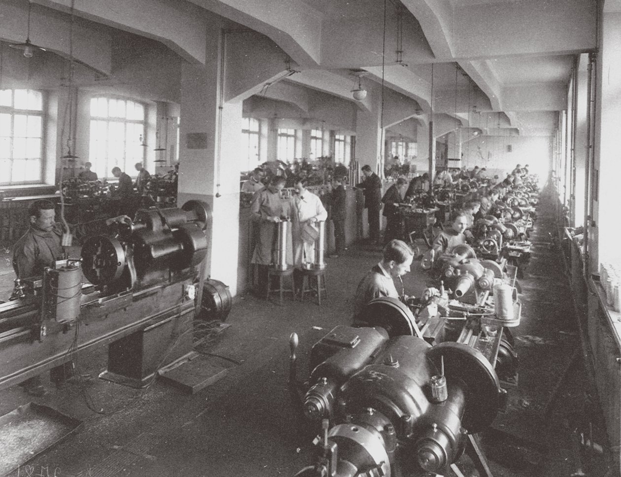 Linsenverarbeitung in der Fabrik der Optisch-Mechanischen Vereinigung in Petersburg, 1916 von Unbekannt