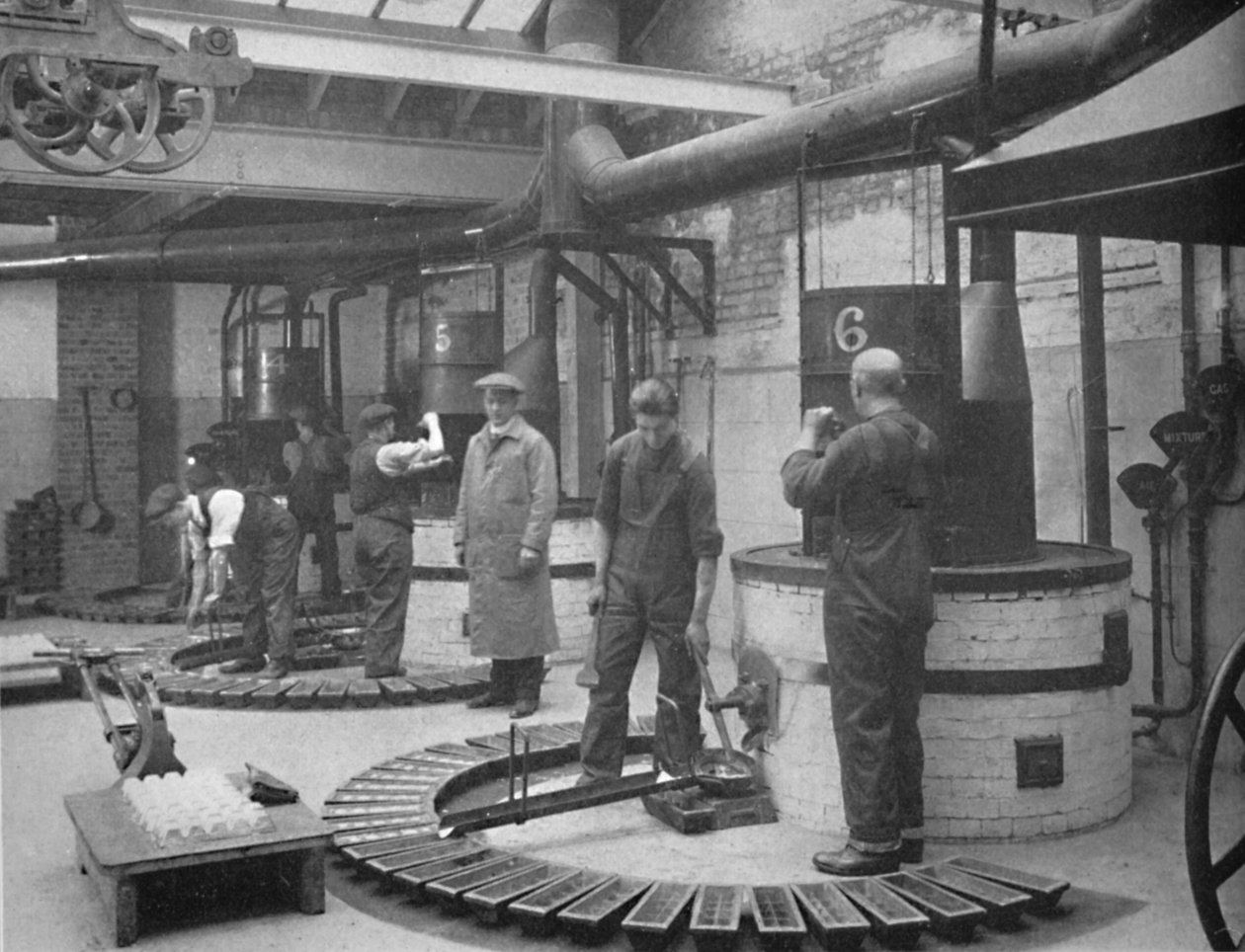 Herstellung von Fryotyp-Druckmetall in der Londoner Gießerei, 1919 von Unbekannt