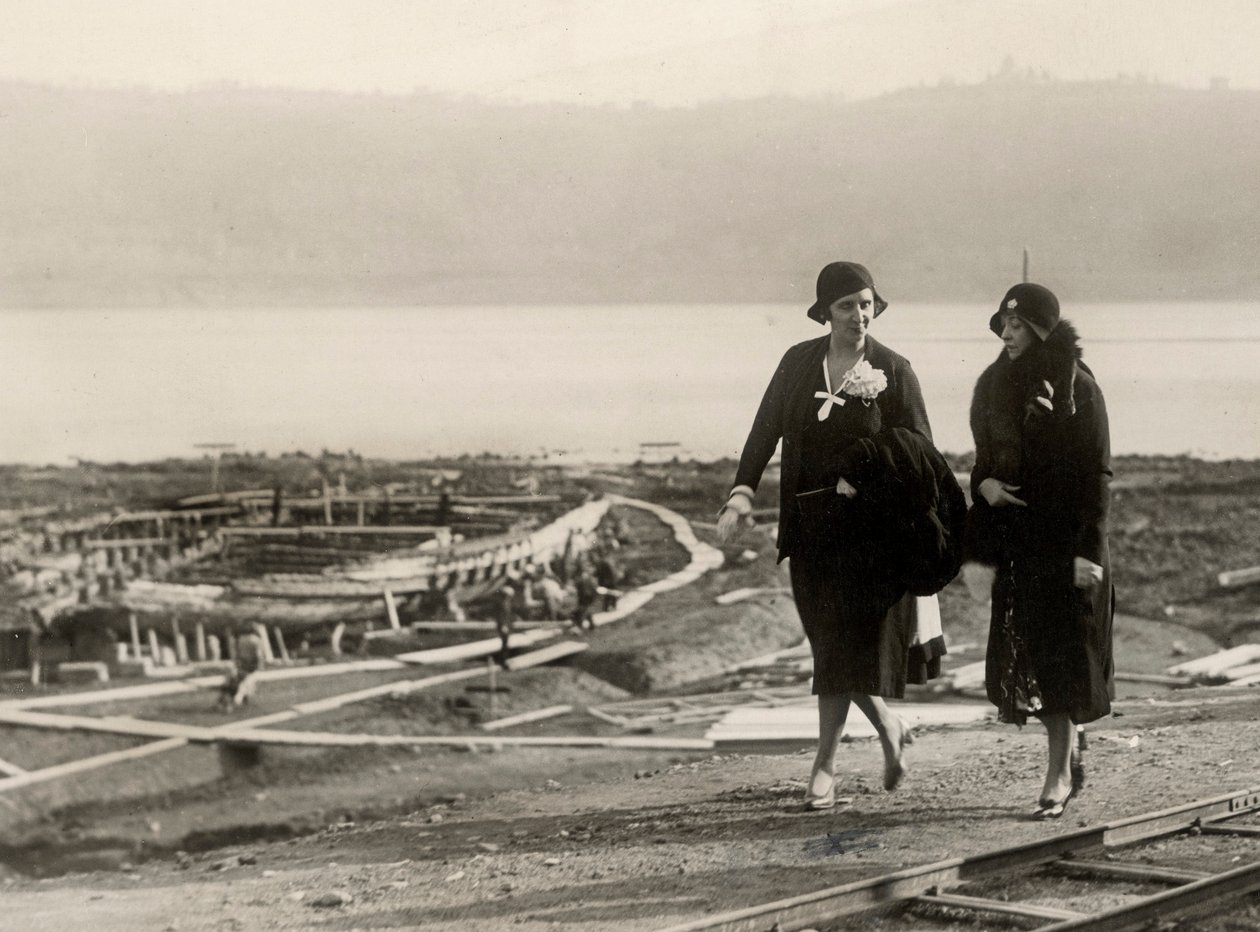 Millicent Veronica Willison, Ehefrau von William Randolph Hearst, besucht die Arbeiten zur Bergung antiker römischer Schiffe aus dem See von Nemi, ca. 1930 von Unbekannt
