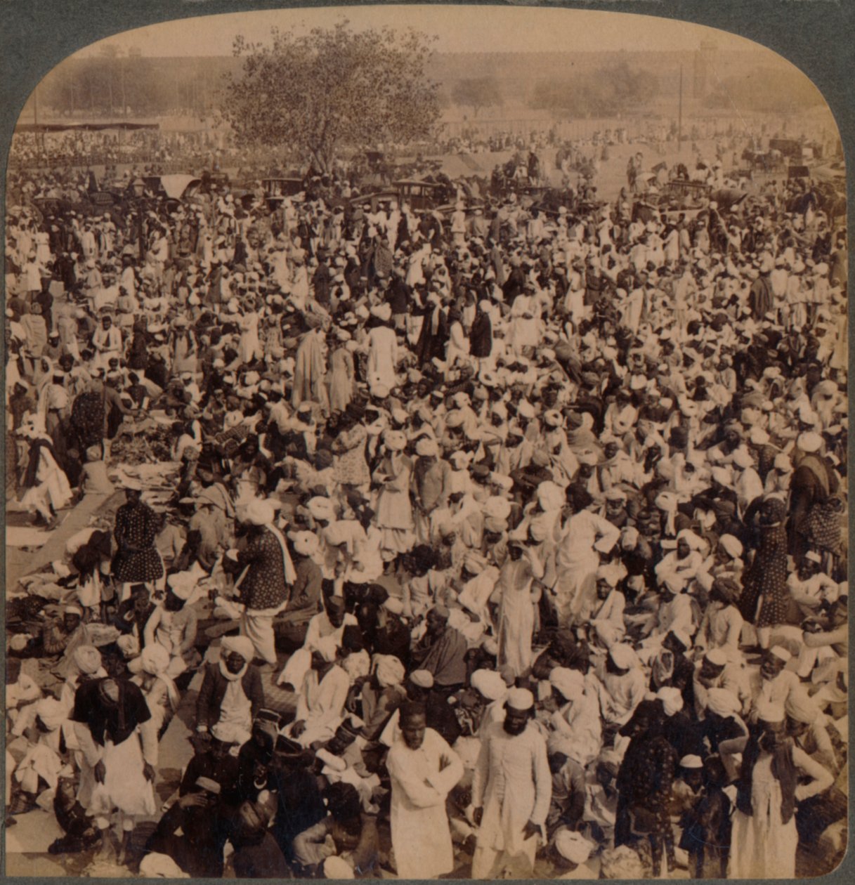 Mohammedaner am Fastentag vor der Jumma-Moschee, Blick nach Süden, Delhi, Indien, 1903 von Unbekannt