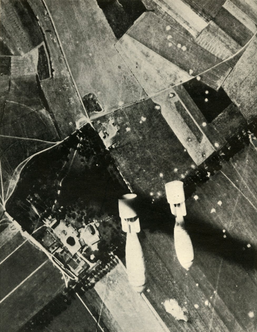 Mehr britische Bomben auf einem feindlich gehaltenen Flugplatz, 1939-1940 von Unbekannt