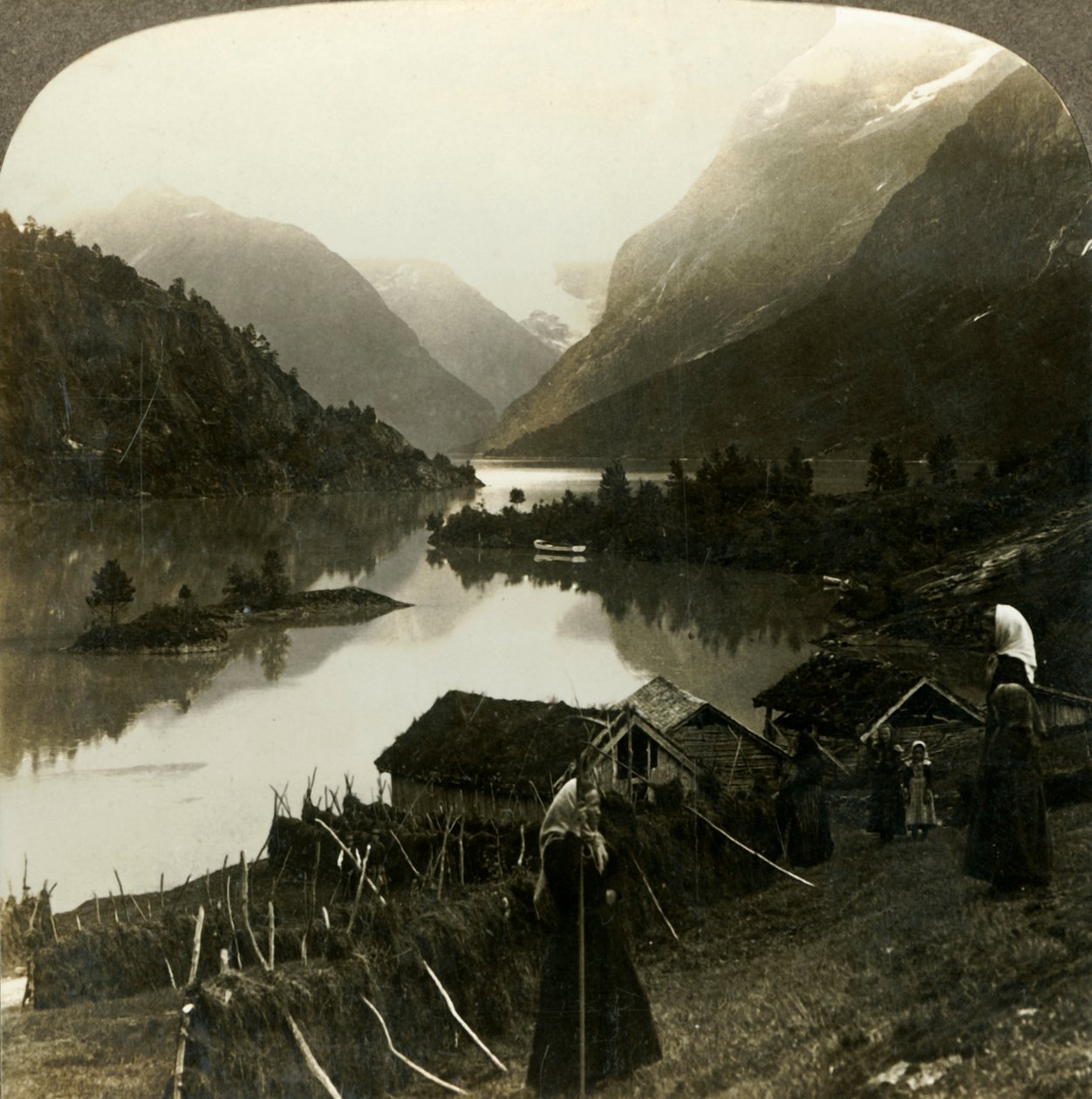 Von Bergen umgebener Loen-See - unvergleichlich in Schönheit und Erhabenheit - vom Seten-Hof, Norwegen, ca. 1905 von Unbekannt