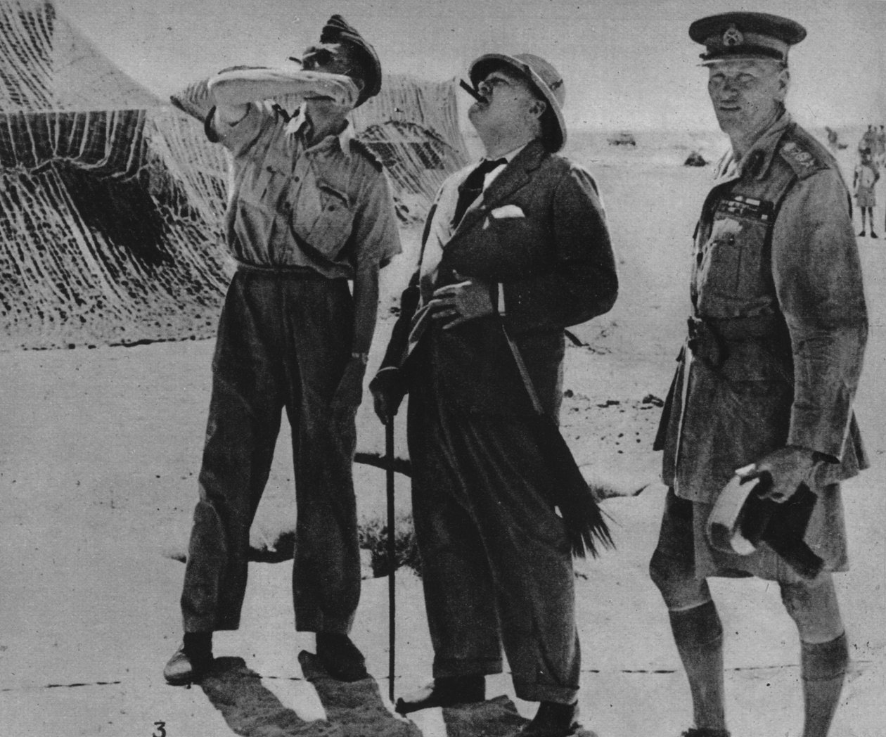 Mr. Churchill mit Sir A. Tedder und Gen. Auchinleck von Unbekannt