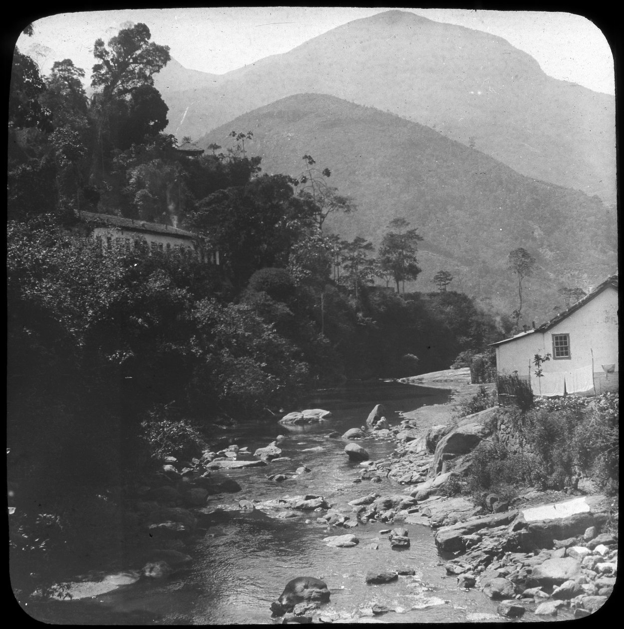 In der Nähe von Petrópolis, Rio de Janeiro, Brasilien, späte 19. oder frühe 20. Jahrhundert von Unbekannt