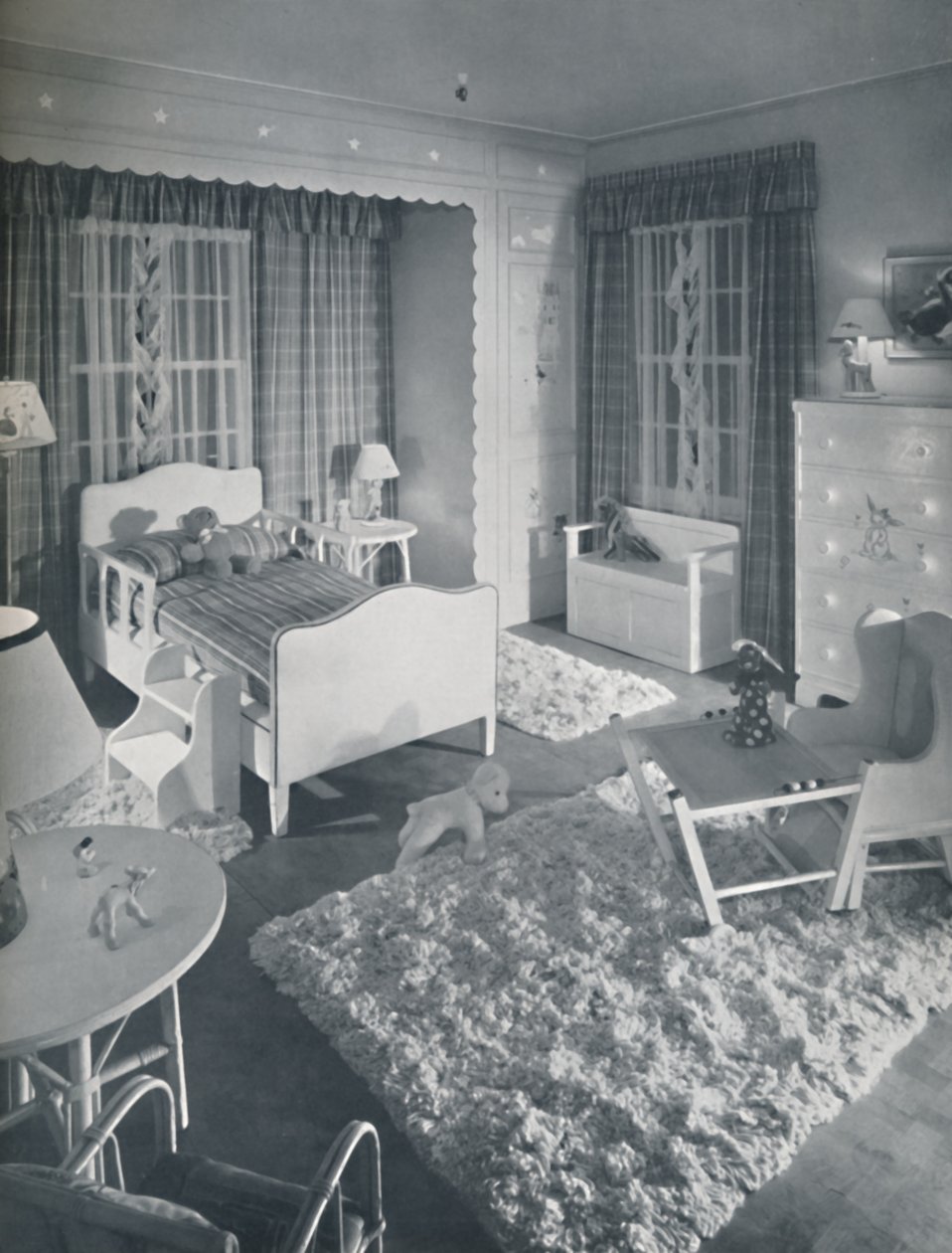 Kinderzimmer von W. & J. Sloane, mit cremefarbenen Möbeln und flauschigen weißen Teppichen auf blau gestrichenem Boden von Unbekannt