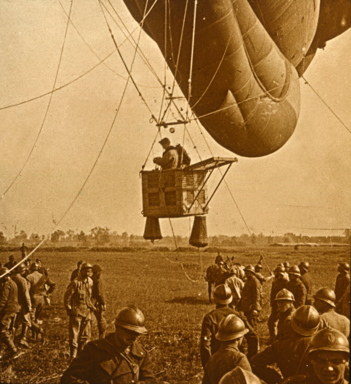 Beobachtung feindlicher Stellungen von einem Fesselballon, ca. 1914-1918 von Unbekannt