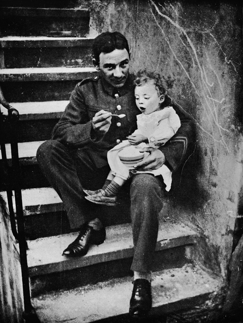 Einer der neuen Armee macht sich in seinem Quartier nützlich, 1915 von Unbekannt