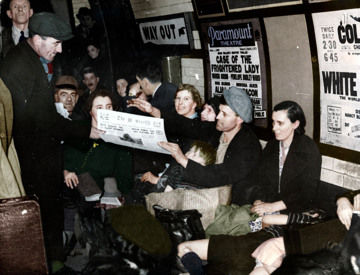 Zeitungsverkäufer in der U-Bahn, London, ca. 1940 von Unbekannt
