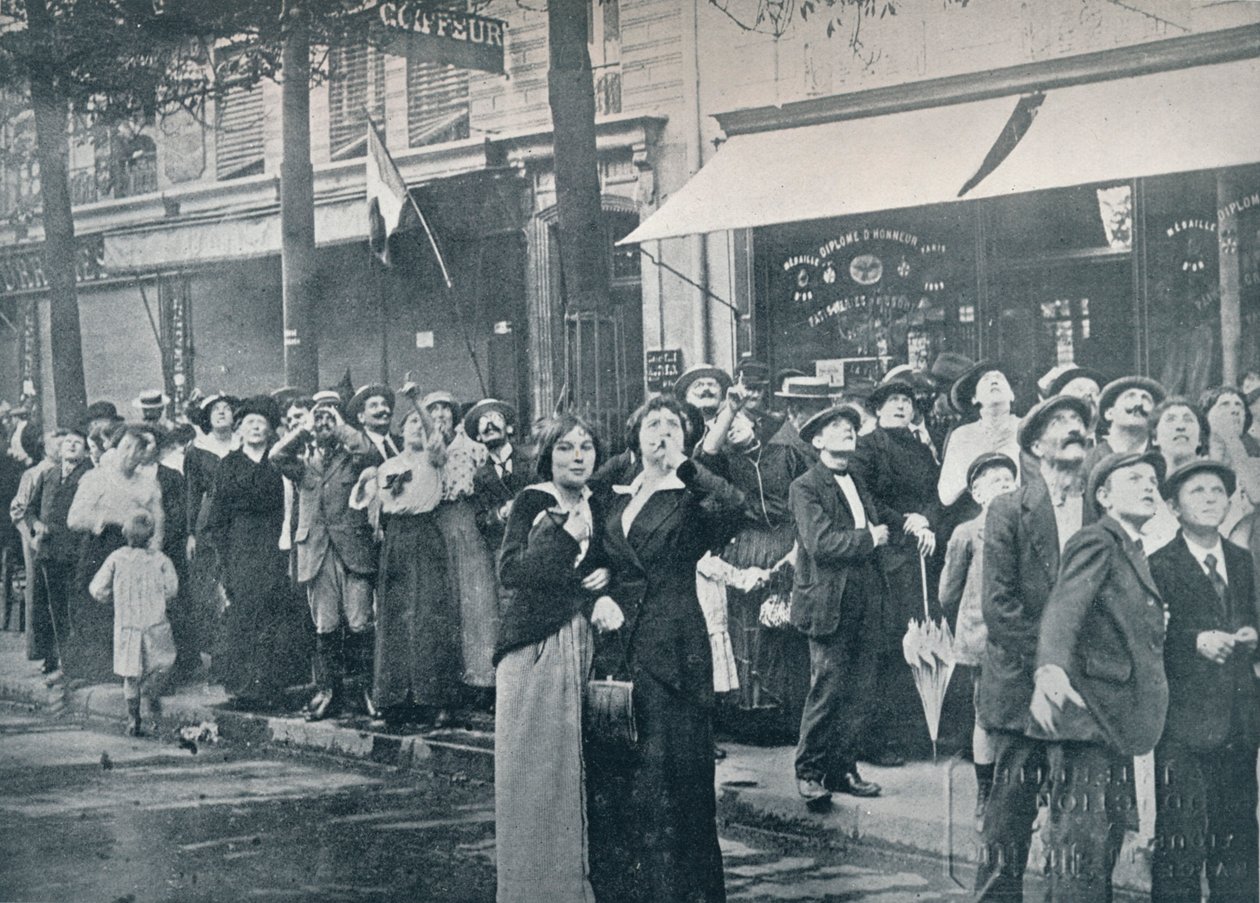 Pariser Menge beobachtet eines der deutschen Flugzeuge über der Stadt, ca. 1914 von Unbekannt